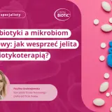 Model jelit z plasteliny otoczony tabletkami, na tle różowym i różowych bakterii.
